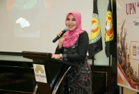 Lia Istifhama saat menyampaikan pandangan mengenai kesinambungan pembangunan Jawa Timur dalam Munas IKA UPN Veteran Indonesia di Surabaya, Sabtu (17/10/2026). (Dok. Ho/RadarBangsa.co.id)