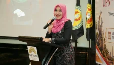 Lia Istifhama saat menyampaikan pandangan mengenai kesinambungan pembangunan Jawa Timur dalam Munas IKA UPN Veteran Indonesia di Surabaya, Sabtu (17/10/2026). (Dok. Ho/RadarBangsa.co.id)
