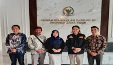 Anggota DPD RI asal Jawa Timur, Lia Istifhama, bersama pengurus Solidaritas KING dalam audiensi di Kantor DPD RI Provinsi Jawa Timur, Surabaya, Selasa (20/10/2026). (Dok. Ho/RadarBangsa.co.id)