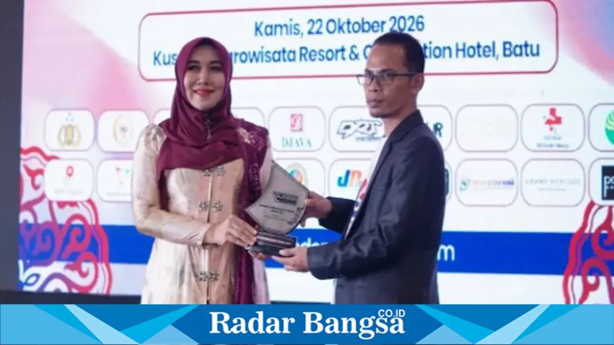 Anggota DPD RI asal Jawa Timur, Lia Istifhama, menerima penghargaan Politisi Humanis Indonesia dari Suaraindonesia-News.com. (Dok foto Ho/RadarBangsa.co.id).
