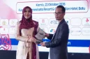 Anggota DPD RI asal Jawa Timur, Lia Istifhama, menerima penghargaan Politisi Humanis Indonesia dari Suaraindonesia-News.com. (Dok foto Ho/RadarBangsa.co.id).