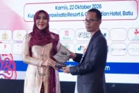 Anggota DPD RI asal Jawa Timur, Lia Istifhama, menerima penghargaan Politisi Humanis Indonesia dari Suaraindonesia-News.com. (Dok foto Ho/RadarBangsa.co.id).