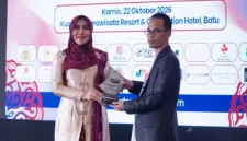 Anggota DPD RI asal Jawa Timur, Lia Istifhama, menerima penghargaan Politisi Humanis Indonesia dari Suaraindonesia-News.com. (Dok foto Ho/RadarBangsa.co.id).