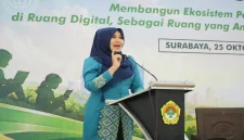 Lia Istifhama membuka Seminar Wanita LDII Jawa Timur bertema perlindungan anak di ruang digital di Surabaya, Minggu (25/10/2026). (Dok Foto Ho/RadarBangsa.co.id).
