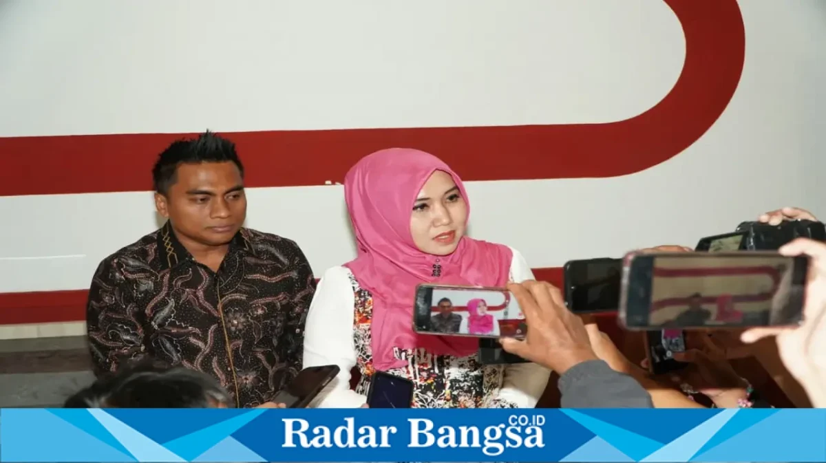 Lia Istifhama saat menyampaikan keterangan terkait sengketa tanah dalam konferensi pers di Surabaya, Jumat (2/10/2026). (Dok. Ho/RadarBangsa.co.id)
