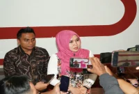 Lia Istifhama saat menyampaikan keterangan terkait sengketa tanah dalam konferensi pers di Surabaya, Jumat (2/10/2026). (Dok. Ho/RadarBangsa.co.id)