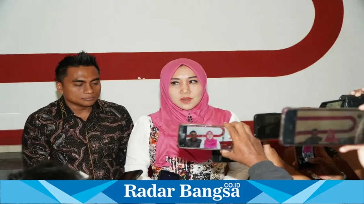 Lia Istifhama didampingi kuasa hukum Mulyadi saat menyampaikan keterangan terkait sengketa tanah di Surabaya, Jumat (2/10/2026). (Dok. Ho/RadarBangsa.co.id)