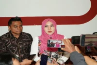 Lia Istifhama didampingi kuasa hukum Mulyadi saat menyampaikan keterangan terkait sengketa tanah di Surabaya, Jumat (2/10/2026). (Dok. Ho/RadarBangsa.co.id)