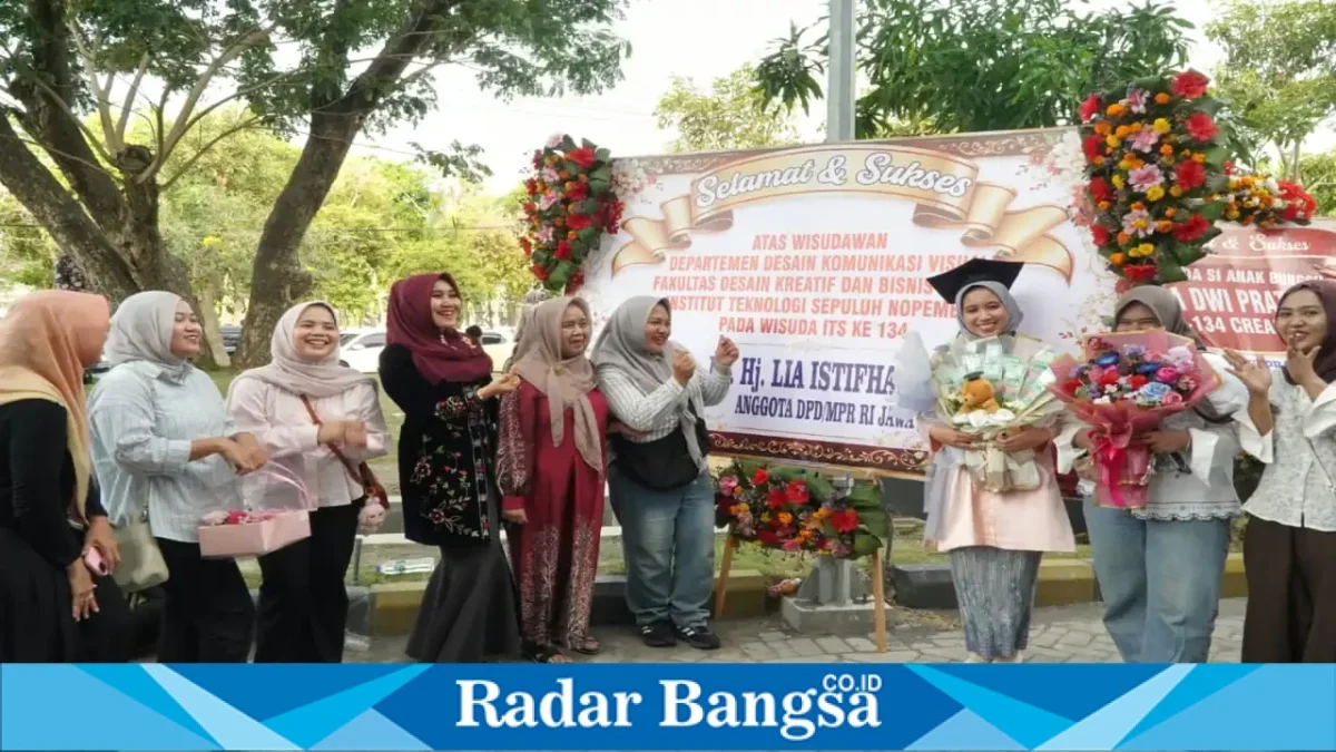 Lia Istifhama berfoto bersama wisudawan DKV ITS ke-134 usai prosesi wisuda di Surabaya, Sabtu (24/10/2026). (Foto: Dok. Ho/RadarBangsa.co.id)