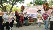 Lia Istifhama berfoto bersama wisudawan DKV ITS ke-134 usai prosesi wisuda di Surabaya, Sabtu (24/10/2026). (Foto: Dok. Ho/RadarBangsa.co.id)