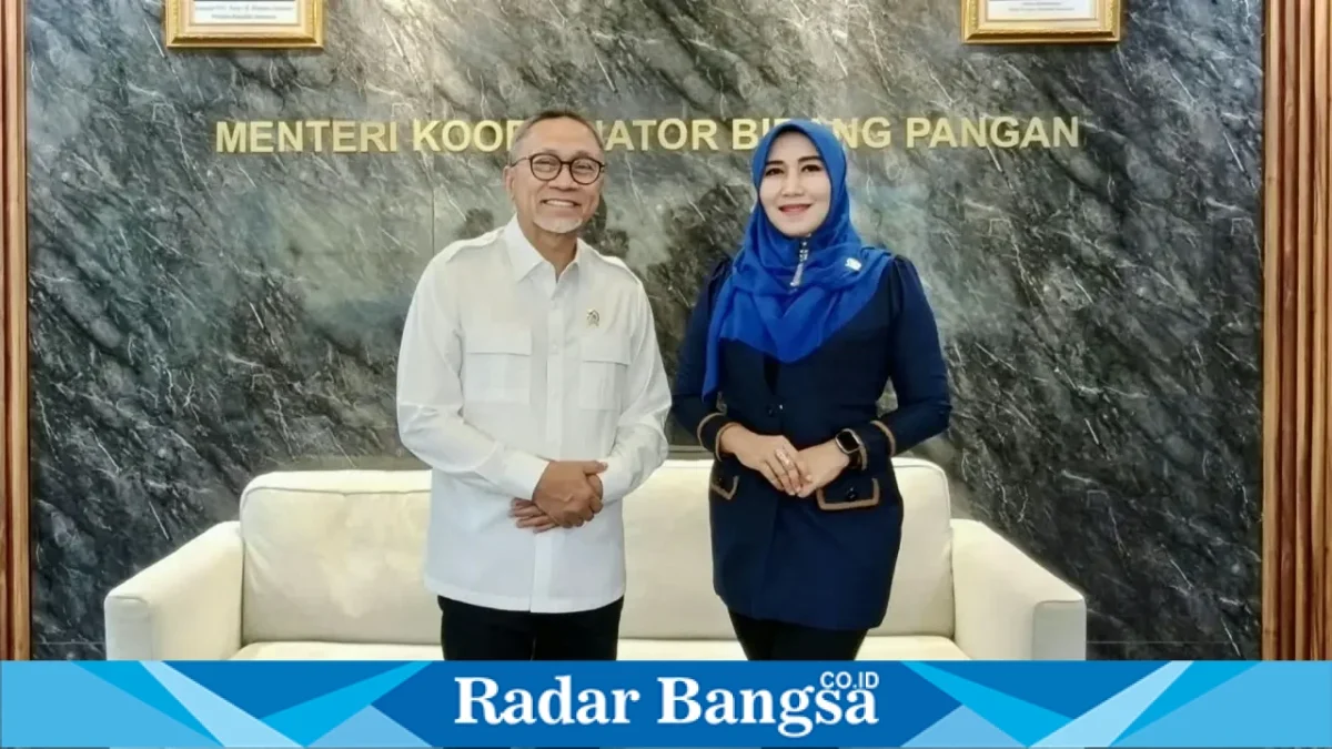 Senator Lia Istifhama berdiskusi dengan Menko Pangan Zulkifli Hasan di ruang kerjanya. (Dok. B59)