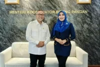 Senator Lia Istifhama berdiskusi dengan Menko Pangan Zulkifli Hasan di ruang kerjanya. (Dok. B59)