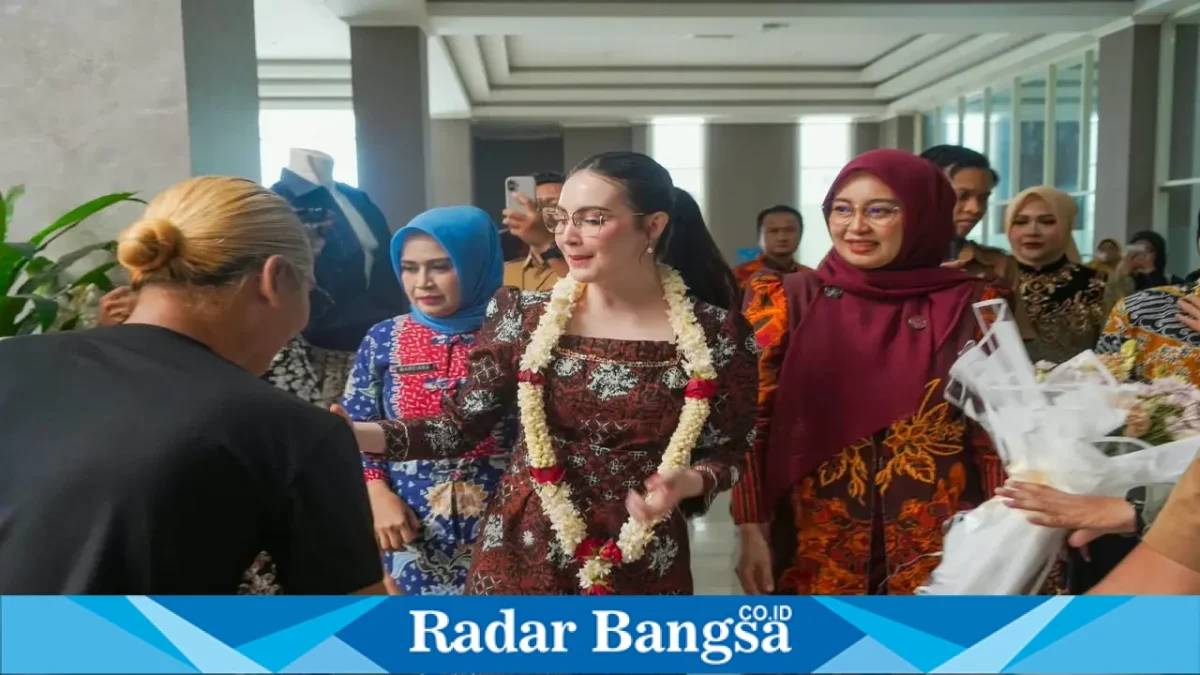 Peserta menampilkan kreasi batik khas Kabupaten Pasuruan dalam Lomba Fashion Show Batik di Auditorium Mpu Sindok, Selasa (6/10/2026). (Dok. Ho/RadarBangsa.co.id)