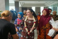 Peserta menampilkan kreasi batik khas Kabupaten Pasuruan dalam Lomba Fashion Show Batik di Auditorium Mpu Sindok, Selasa (6/10/2026). (Dok. Ho/RadarBangsa.co.id)