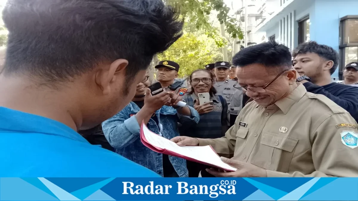 Mahasiswa PMII Lamongan menggelar aksi di depan Kantor Disdik Lamongan, Selasa (6/10/2026), menyoroti dugaan pemotongan dana PIP. (Dok. Ho/RadarBangsa.co.id)