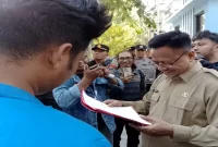 Mahasiswa PMII Lamongan menggelar aksi di depan Kantor Disdik Lamongan, Selasa (6/10/2026), menyoroti dugaan pemotongan dana PIP. (Dok. Ho/RadarBangsa.co.id)
