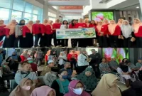 Dokter spesialis kedokteran jiwa RSUD H. Moh. Ruslan memberikan edukasi kesehatan jiwa kepada pasien rawat jalan di Kota Mataram, Sabtu (10/10/2026). (Dok. Ho/RadarBangsa.co.id)