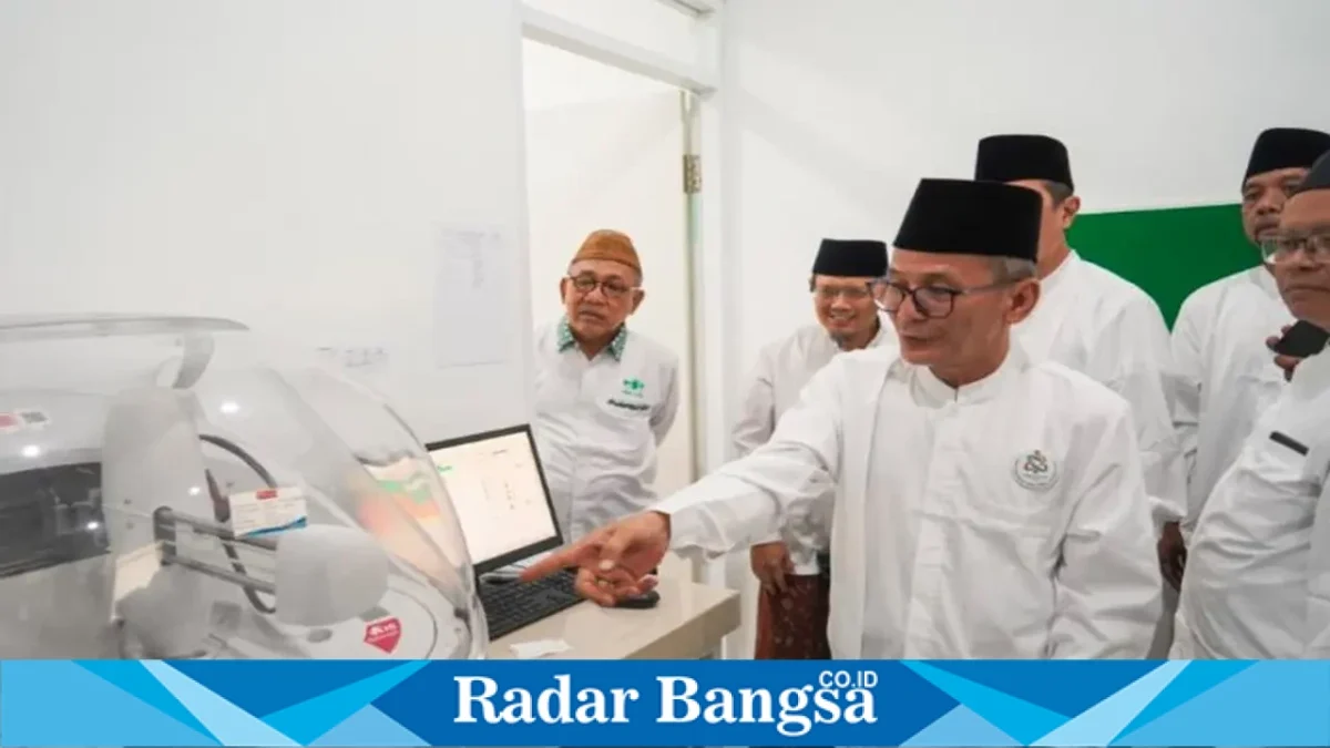 Kiai dan santri mengikuti pemeriksaan kesehatan gratis di RSNU Pasuruan dalam rangkaian menyambut Hari Santri Nasional 2026, Kamis (22/10/2026). (Dok. Ho/RSNU Pasuruan/RadarBangsa.co.id).