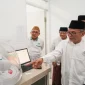 Kiai dan santri mengikuti pemeriksaan kesehatan gratis di RSNU Pasuruan dalam rangkaian menyambut Hari Santri Nasional 2026, Kamis (22/10/2026). (Dok. Ho/RSNU Pasuruan/RadarBangsa.co.id).