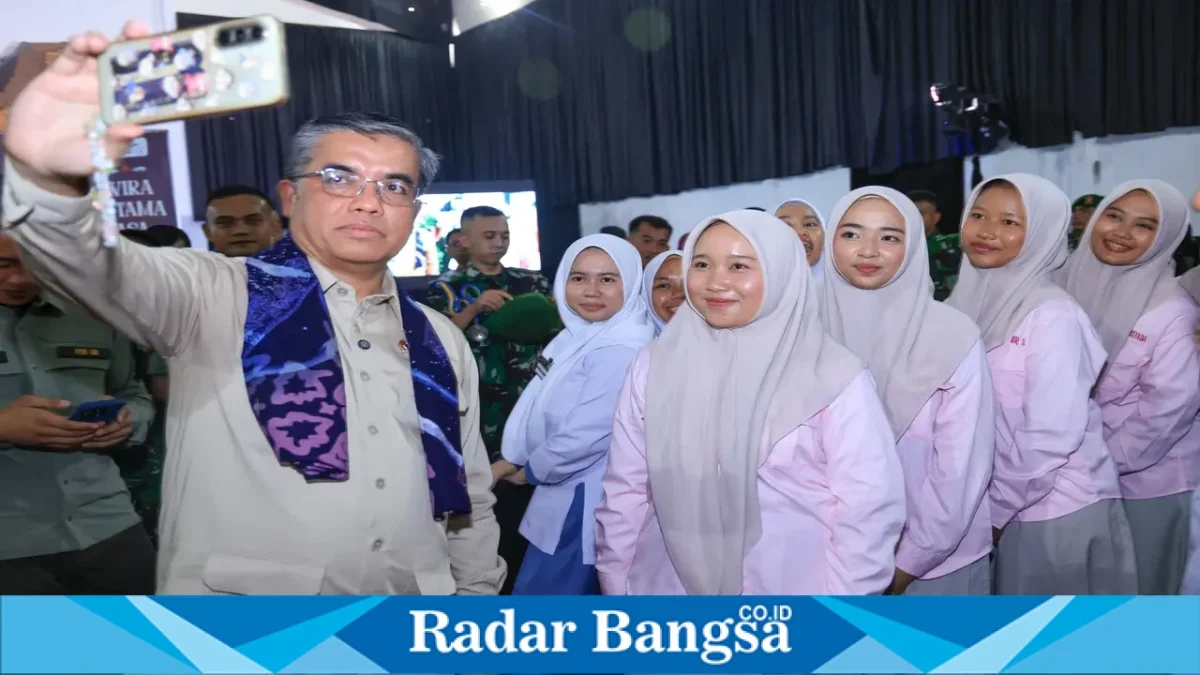 Menteri Ketenagakerjaan Yassierli saat membuka acara Grand Opening Albacadabra di SMA Pesantren Unggul Al Bayan, Sukabumi, Senin (12/10/2026). (Dok. Ho/RadarBangsa.co.id)
