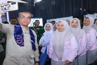 Menteri Ketenagakerjaan Yassierli saat membuka acara Grand Opening Albacadabra di SMA Pesantren Unggul Al Bayan, Sukabumi, Senin (12/10/2026). (Dok. Ho/RadarBangsa.co.id)