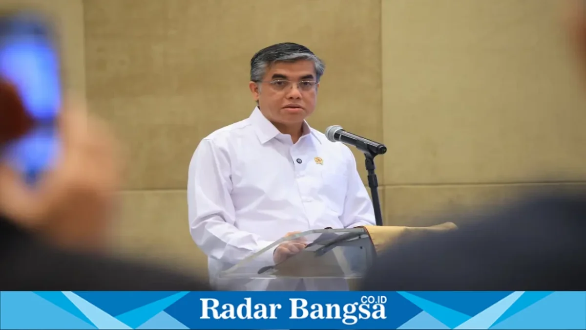 Menaker Yassierli menyampaikan paparan mengenai penguatan regulasi pelindungan pekerja dalam forum serikat pekerja Asia Pasifik di Jakarta. (Dok. Ho/Kemnaker/RadarBangsa.co.id).
