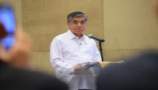 Menaker Yassierli menyampaikan paparan mengenai penguatan regulasi pelindungan pekerja dalam forum serikat pekerja Asia Pasifik di Jakarta. (Dok. Ho/Kemnaker/RadarBangsa.co.id).
