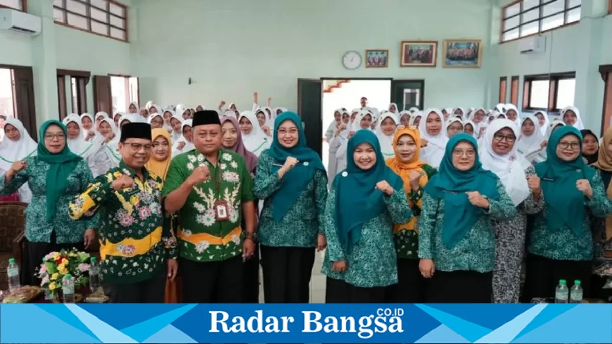 Ketua TP PKK Kabupaten Pasuruan drg Merita Rusdi Sutejo saat menyosialisasikan program CEPAK kepada mahasiswi Akbid Sakinah, Kamis (29/10/2026). (Dok. Ho/RadarBangsa.co.id)