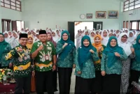 Ketua TP PKK Kabupaten Pasuruan drg Merita Rusdi Sutejo saat menyosialisasikan program CEPAK kepada mahasiswi Akbid Sakinah, Kamis (29/10/2026). (Dok. Ho/RadarBangsa.co.id)