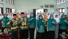 Ketua TP PKK Kabupaten Pasuruan drg Merita Rusdi Sutejo saat menyosialisasikan program CEPAK kepada mahasiswi Akbid Sakinah, Kamis (29/10/2026). (Dok. Ho/RadarBangsa.co.id)