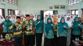 Ketua TP PKK Kabupaten Pasuruan drg Merita Rusdi Sutejo saat menyosialisasikan program CEPAK kepada mahasiswi Akbid Sakinah, Kamis (29/10/2026). (Dok. Ho/RadarBangsa.co.id)