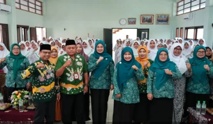 Merita Rusdi Sutejo saat menyosialisasikan program CEPAK kepada mahasiswi Akbid Sakinah di Kabupaten Pasuruan.