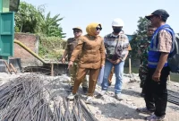 Wakil Bupati Sidoarjo Hj. Mimik Idayana saat melakukan sidak sejumlah proyek pembangunan di Kabupaten Sidoarjo. (Dok. Ho/RadarBangsa.co.id)
