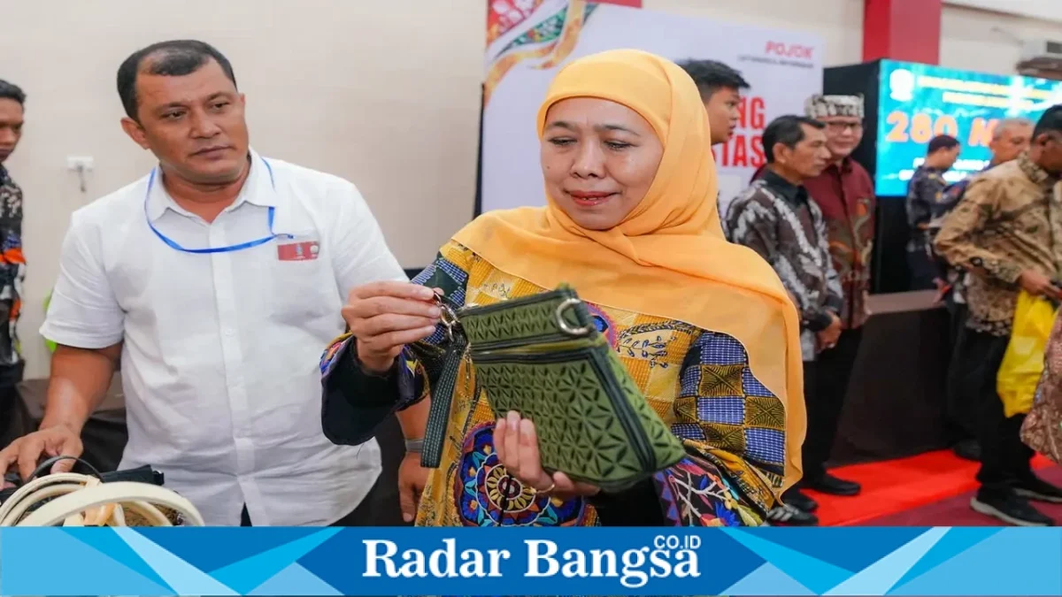 Gubernur Jawa Timur Khofifah Indar Parawansa bersama Wakil Gubernur Aceh Fadhlullah dalam pembukaan Misi Dagang dan Investasi Jawa Timur–Aceh di Banda Aceh, Senin (19/10/2026). (Dok. Ho/RadarBangsa.co.id)