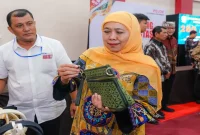 Gubernur Jawa Timur Khofifah Indar Parawansa bersama Wakil Gubernur Aceh Fadhlullah dalam pembukaan Misi Dagang dan Investasi Jawa Timur–Aceh di Banda Aceh, Senin (19/10/2026). (Dok. Ho/RadarBangsa.co.id)