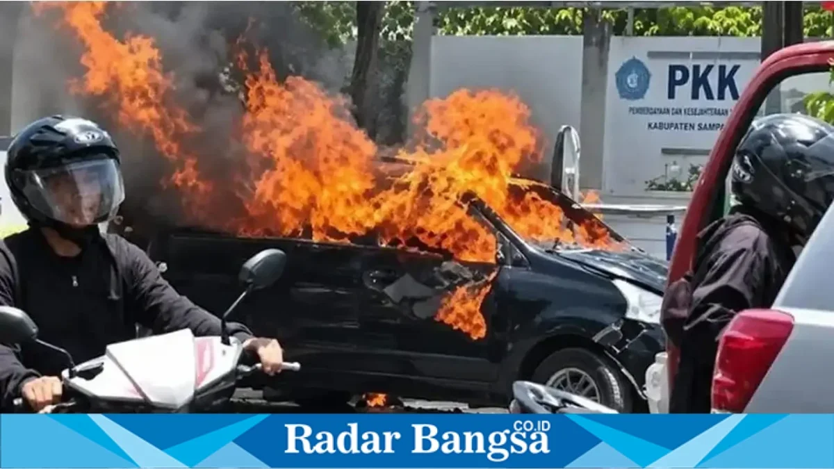 Mobil Daihatsu Xenia terbakar setelah mengalami kecelakaan di depan Kantor Kecamatan Sampang, Sabtu (17/10/2026). (Dok. Ho/RadarBangsa.co.id)