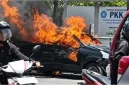 Mobil Daihatsu Xenia terbakar setelah mengalami kecelakaan di depan Kantor Kecamatan Sampang, Sabtu (17/10/2026). (Dok. Ho/RadarBangsa.co.id)