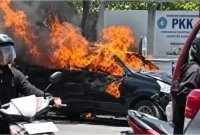 Mobil Daihatsu Xenia terbakar setelah mengalami kecelakaan di depan Kantor Kecamatan Sampang, Sabtu (17/10/2026). (Dok. Ho/RadarBangsa.co.id)