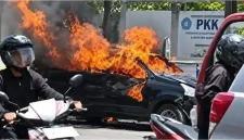 Mobil Daihatsu Xenia terbakar setelah mengalami kecelakaan di depan Kantor Kecamatan Sampang, Sabtu (17/10/2026). (Dok. Ho/RadarBangsa.co.id)