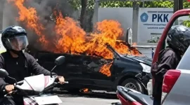 Mobil Daihatsu Xenia terbakar setelah mengalami kecelakaan di depan Kantor Kecamatan Sampang, Sabtu (17/10/2026). (Dok. Ho/RadarBangsa.co.id)