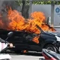 Mobil Daihatsu Xenia terbakar setelah mengalami kecelakaan di depan Kantor Kecamatan Sampang, Sabtu (17/10/2026). (Dok. Ho/RadarBangsa.co.id)
