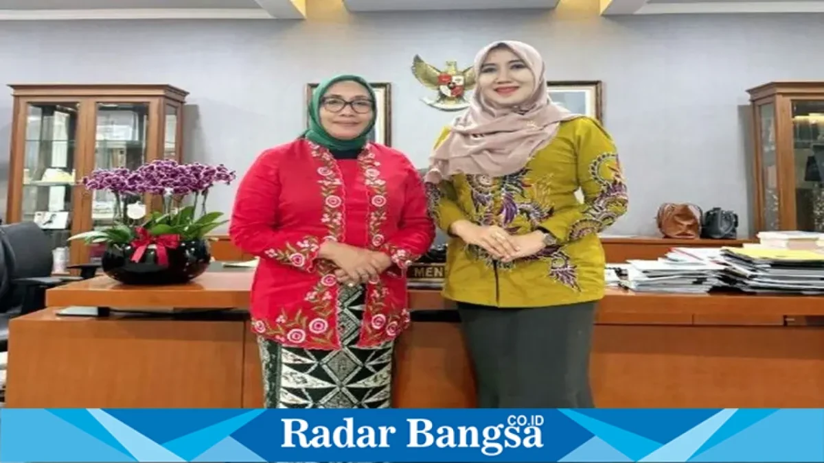 Anggota DPD RI asal Jawa Timur Dr. Hj. Lia Istifhama bersama Menteri PPPA RI Hj. Arifatul Choiri Fauzi. (Dok. Ho/RadarBangsa.co.id)