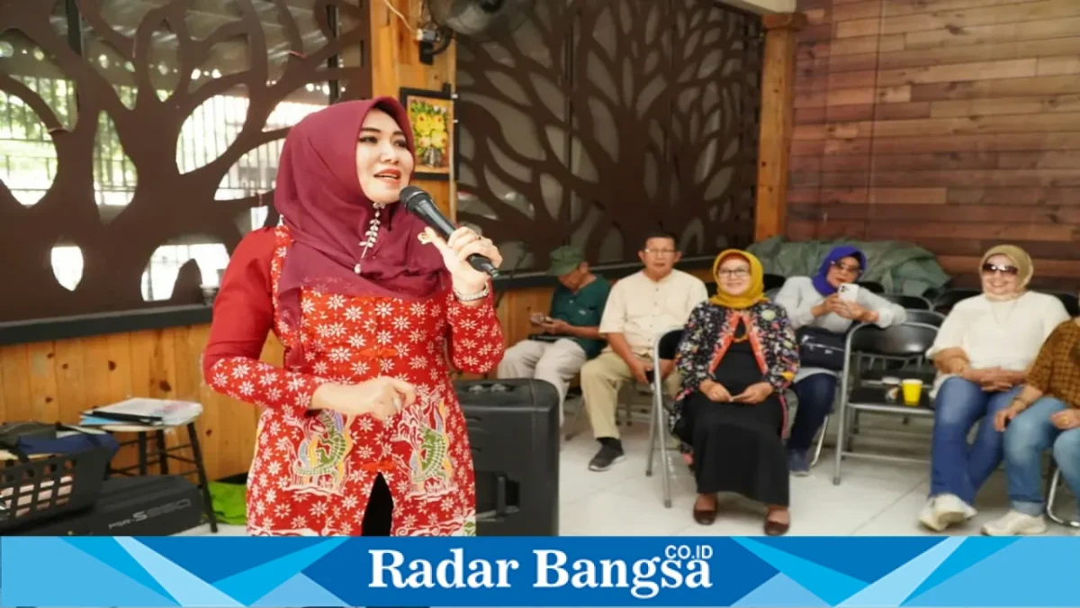 Anggota DPD RI asal Jawa Timur, Lia Istifhama, saat menyerap aspirasi dan menyapa pelaku UMKM kuliner dalam kegiatan Modun Ngisor di Warung ONOROSO, Surabaya, Rabu (28/10/2026). (Dok. Ho/RadarBangsa.co.id)