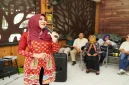 Anggota DPD RI asal Jawa Timur, Lia Istifhama, saat menyerap aspirasi dan menyapa pelaku UMKM kuliner dalam kegiatan Modun Ngisor di Warung ONOROSO, Surabaya, Rabu (28/10/2026). (Dok. Ho/RadarBangsa.co.id)