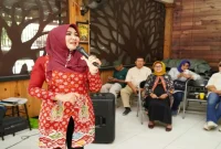 Anggota DPD RI asal Jawa Timur, Lia Istifhama, saat menyerap aspirasi dan menyapa pelaku UMKM kuliner dalam kegiatan Modun Ngisor di Warung ONOROSO, Surabaya, Rabu (28/10/2026). (Dok. Ho/RadarBangsa.co.id)
