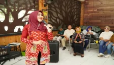 Anggota DPD RI asal Jawa Timur, Lia Istifhama, saat menyerap aspirasi dan menyapa pelaku UMKM kuliner dalam kegiatan Modun Ngisor di Warung ONOROSO, Surabaya, Rabu (28/10/2026). (Dok. Ho/RadarBangsa.co.id)