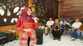 Anggota DPD RI asal Jawa Timur, Lia Istifhama, saat menyerap aspirasi dan menyapa pelaku UMKM kuliner dalam kegiatan Modun Ngisor di Warung ONOROSO, Surabaya, Rabu (28/10/2026). (Dok. Ho/RadarBangsa.co.id)