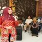 Anggota DPD RI asal Jawa Timur, Lia Istifhama, saat menyerap aspirasi dan menyapa pelaku UMKM kuliner dalam kegiatan Modun Ngisor di Warung ONOROSO, Surabaya, Rabu (28/10/2026). (Dok. Ho/RadarBangsa.co.id)