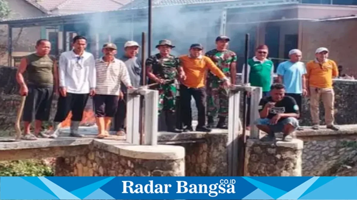 Kegiatan normalisasi DAM Pettesan bersama unsur Muspika, organisasi kemasyarakatan, pemerintah desa, dan warga di Kecamatan Sepulu, Bangkalan, Sabtu (17/10/2026). (Dok. Ho/RadarBangsa.co.id)