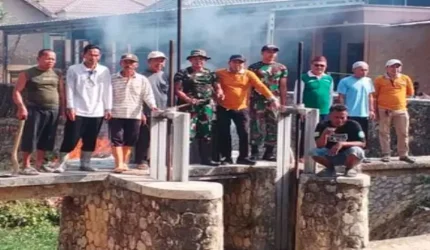 Kegiatan normalisasi DAM Pettesan bersama unsur Muspika dan masyarakat di Kecamatan Sepulu, Bangkalan.